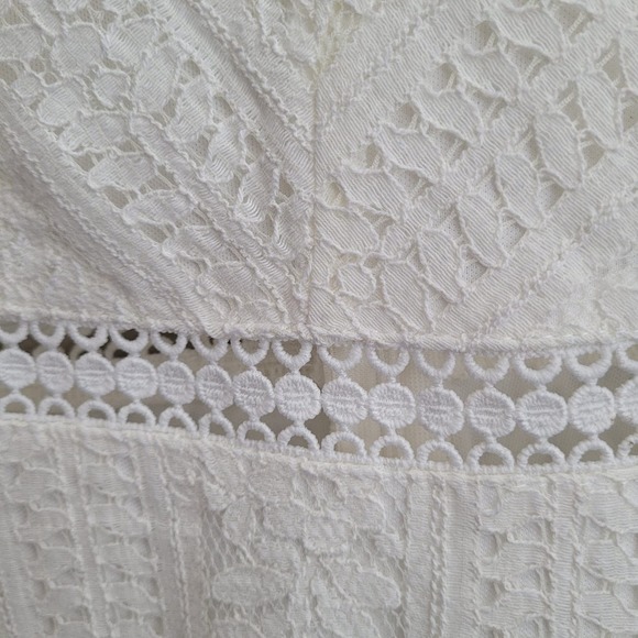 Elegant White Lace Sleeveless Dress - Picture 5 of 12